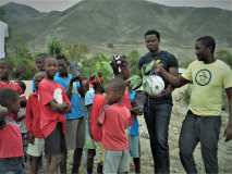 Jouer au foot pour sensibiliser les enfants à planter des arbres