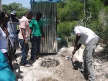 Gonaïves: un 1e bénéficiaire des toilettes écologique